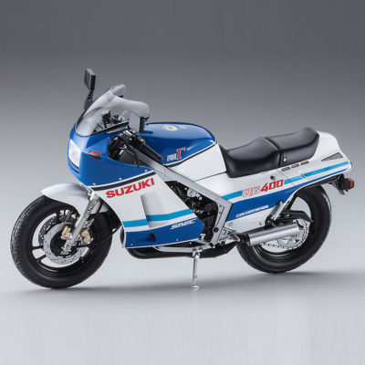 Plastikový model motorky Suzuki RG400Г v měřítku 1:12 je vhodný dárek pro muže a zajímavý model na sestavení. Historická stavebnice ke slepení