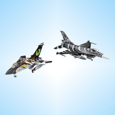Modely letounů F-16A a Panavia Tornado v měřítku 1:72.