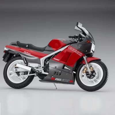 Plastikový model motorky Suzuki RG400Г v měřítku 1:12.