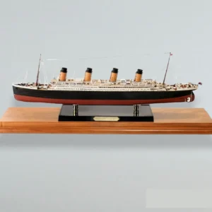 Plastikový model lodi Titanic v měřítku 1:350.