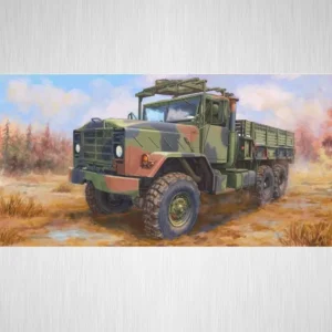 Plastikový model vojenského vozidla M939 v měřítku 1:35.