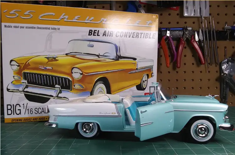 Model auta 1955 CHEVY BEL AIR CONVERTIBLE 1:16 SCALE MODEL KIT – AMT