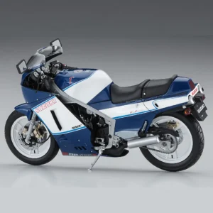 Plastikový model motorky Suzuki RG400L v měřítku 1:12.